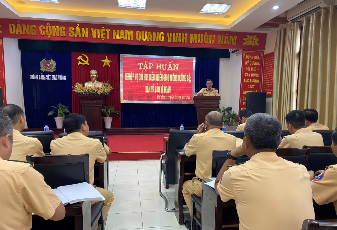 Tập huấn nghiệp vụ chỉ huy điều khiển giao thông đường bộ, dẫn và bảo vệ đoàn